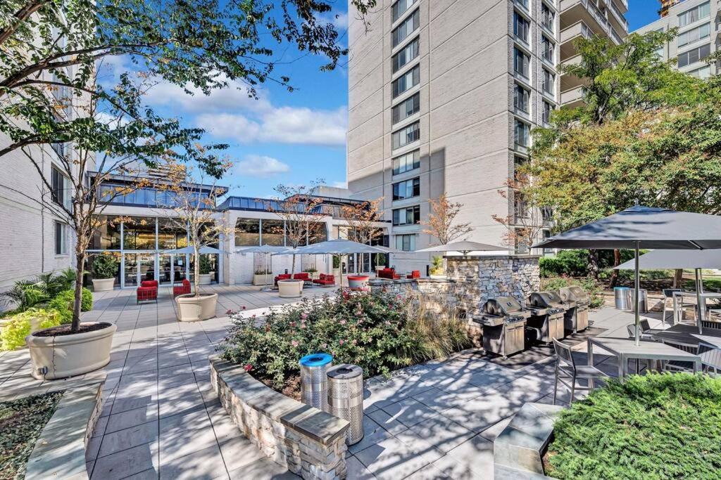Modern Apartment At Crystal City アーリントン エクステリア 写真