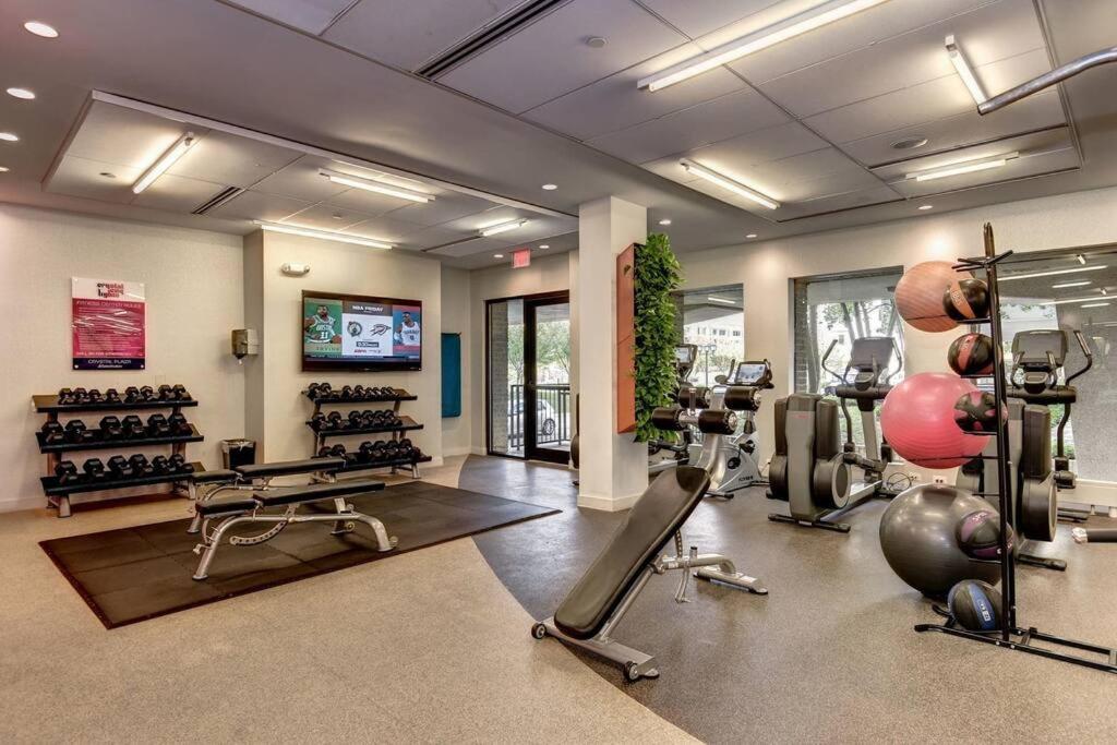 Modern Apartment At Crystal City アーリントン エクステリア 写真
